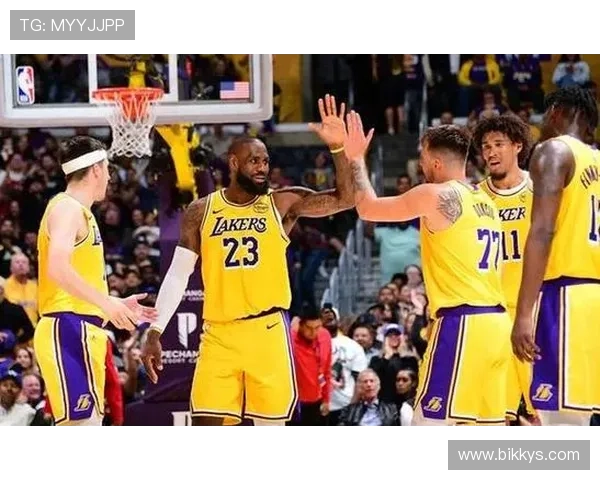 湖人三巨爆砍高分仍惜败小里关键发力詹皇失误东皇防守成大隐患了