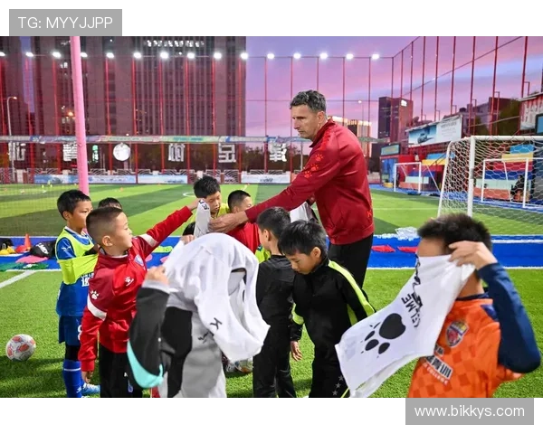 足球记者联队山城会师青训新星携手共筑绿茵传承荣耀未来壮途之桥